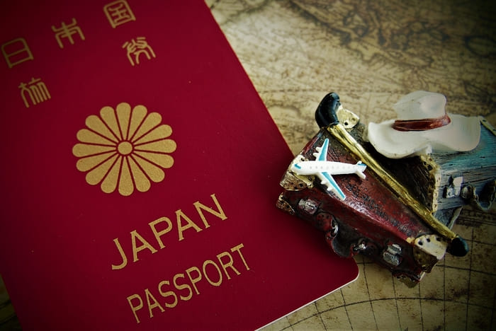 日本のパスポートとスーツケースの置物