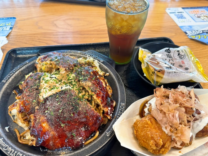 お好み焼き、たこ焼き、唐揚げ、塩バターパン、コーラの食事風景